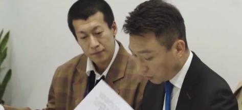 2020年，康辉在《新闻联播》直播中暂停了2秒钟时间调整了一下自己的耳机，这个动