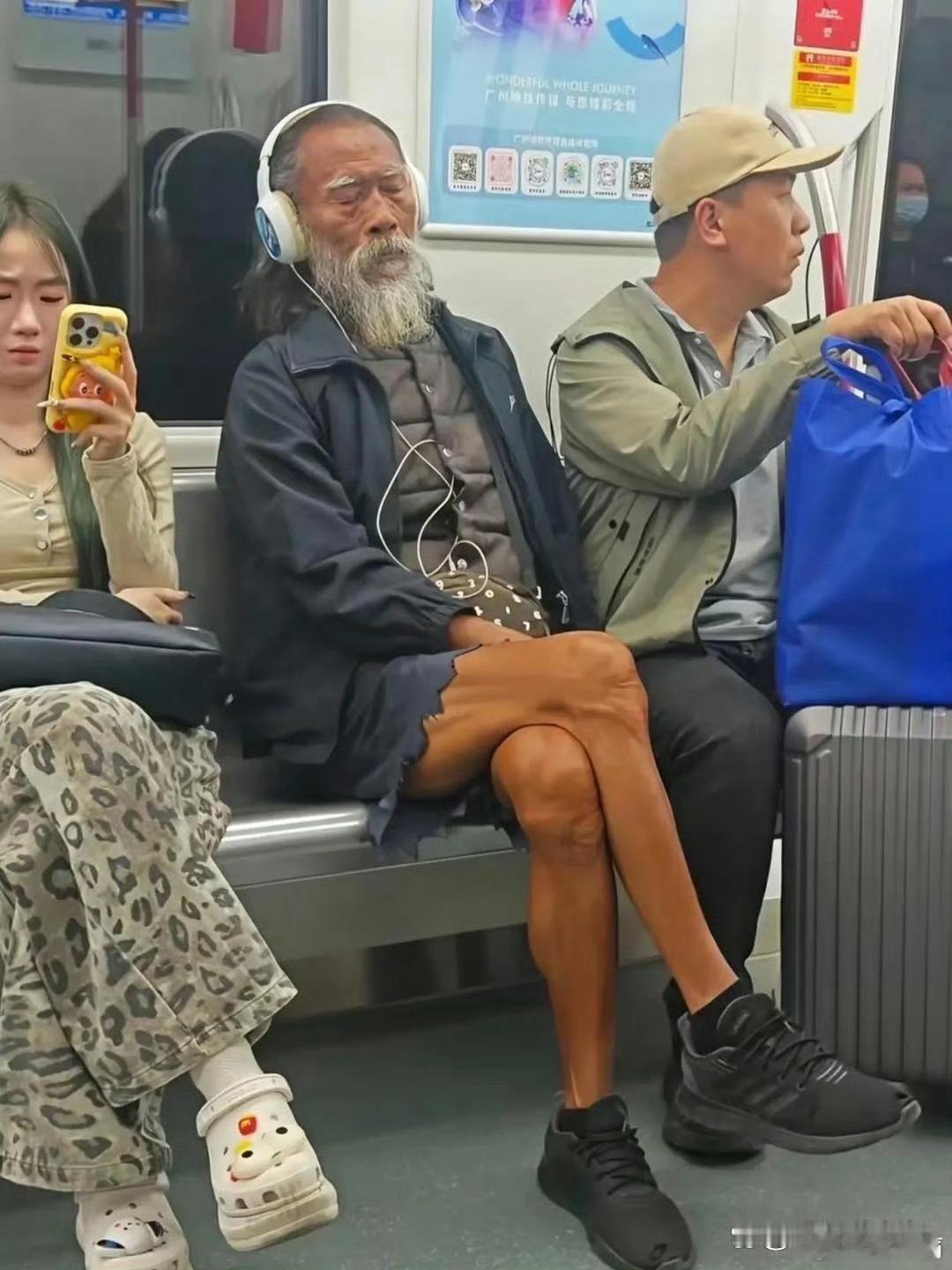 不怪小姐姐一脸的嫌弃，换做谁谁不是。
