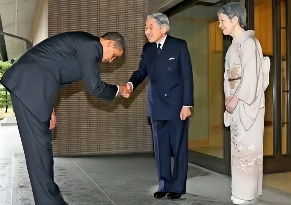 奥巴马见到日本天皇时，握手时深深的鞠躬，显得非常谦卑，从形式上看，奥巴马对天皇表