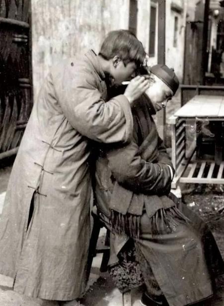 1948年9月，北平市警察局特务科的特务张战民，他跟踪前门火车站的地下党员搬运工