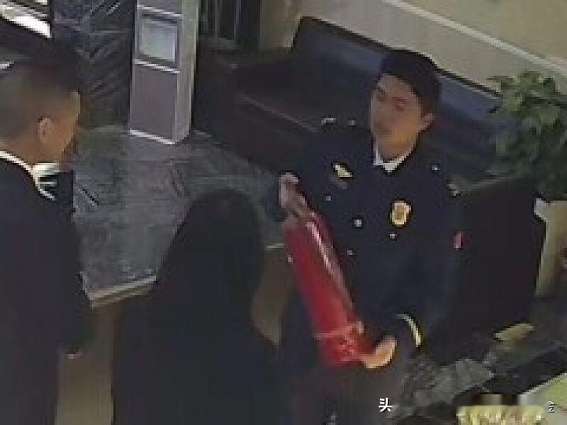 近日，一名男子身着仿冒制服，以“消防参谋”身份夜间上门检查，全程只查灭火器、不看