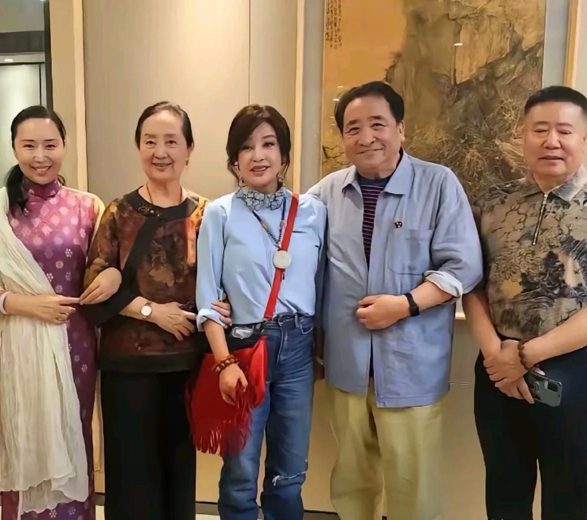 刘晓庆和姜昆都是七十多岁了，刘晓庆可能还比姜昆大。两人的关系应该很好，当年一起