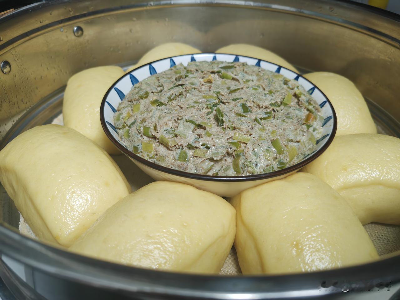 你的早餐会吃鸡蛋吗每天早上一个煮鸡蛋，一碗热豆浆或者热牛奶，再配上粗粮馒头和小菜