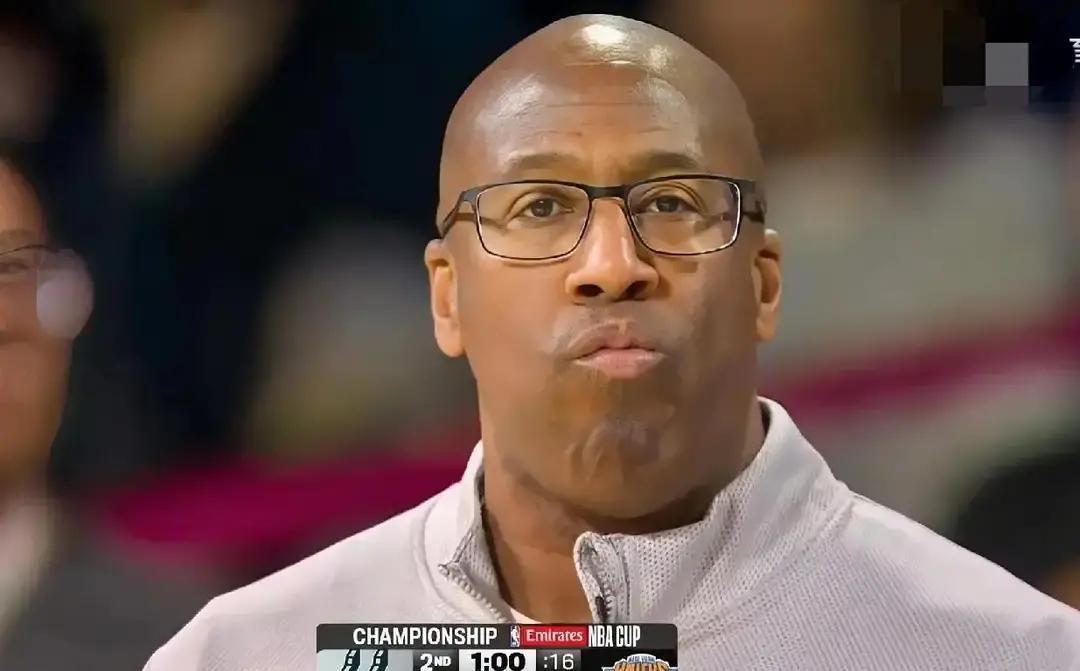 炒掉年度最佳教练的24小时后，他们找到了一个刚被炒的冠军教头。你见过刚领完奖就