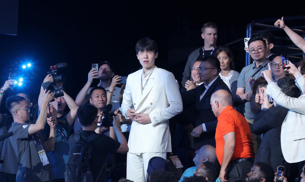 NBA首轮秀与次轮秀的区别彻底曝光！就拿杨瀚森来说，当他被开拓者以首轮第十六顺位