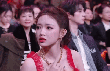 程潇穿着红色低胸礼服坐立不安，看来她骨子里也是个内敛保守的人，她坐在位子上一直很