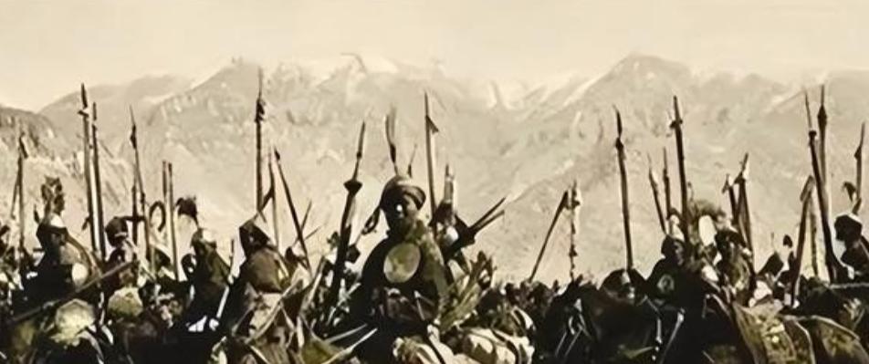 1871年的陕甘，尘土混着硝烟，把天空染成洗不净的灰。左宗棠的湘军大营扎在金积