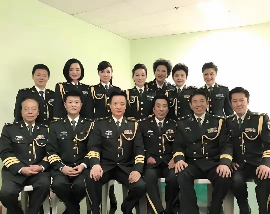 这是原总政歌舞团建团60周年时，黄金一代歌唱家的合影，图中的13人，全部为国家一