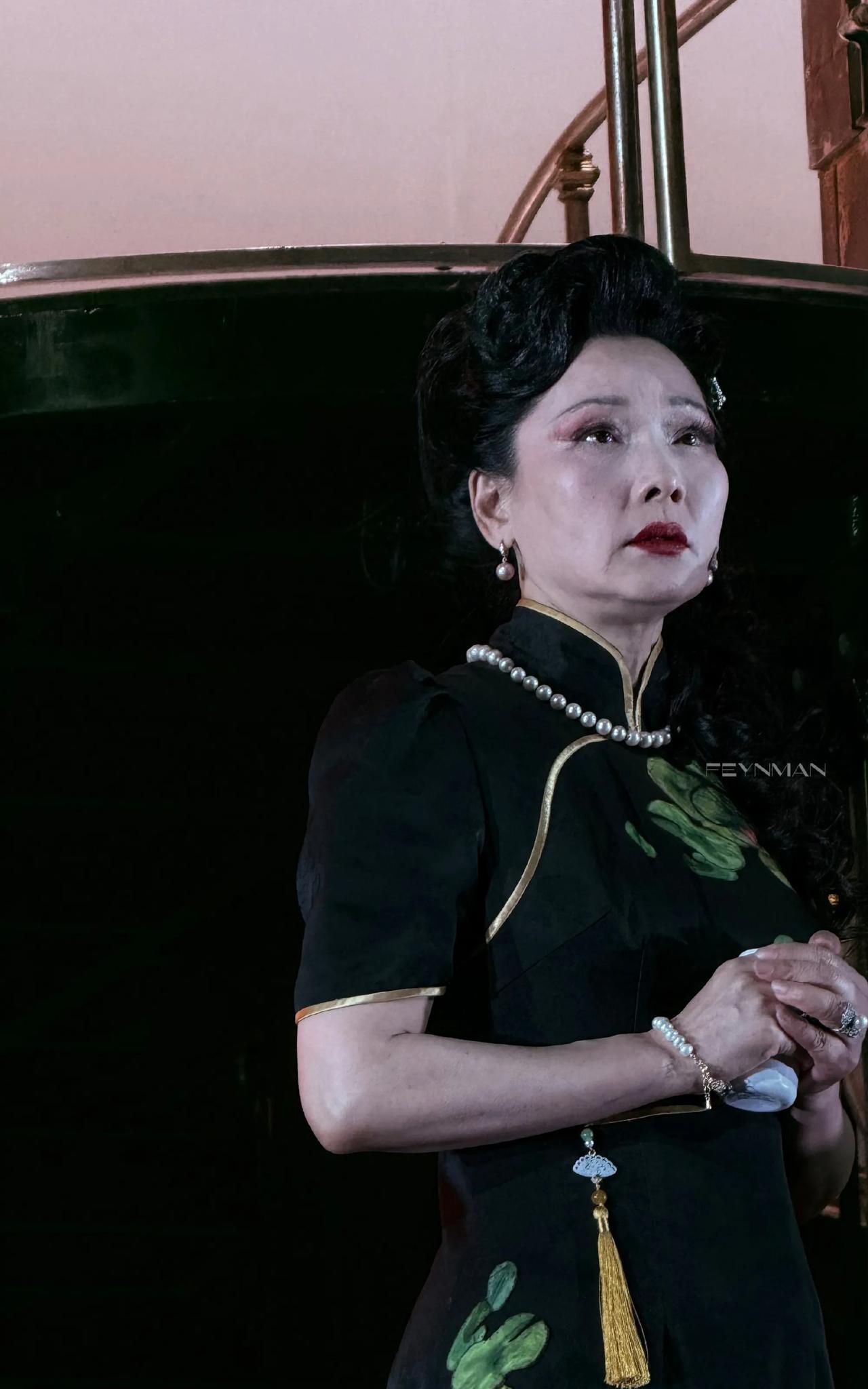 何赛飞怎么老得这么快？她才60多岁，这状态比70多岁的王馥荔、黄梅莹差远了，尤其