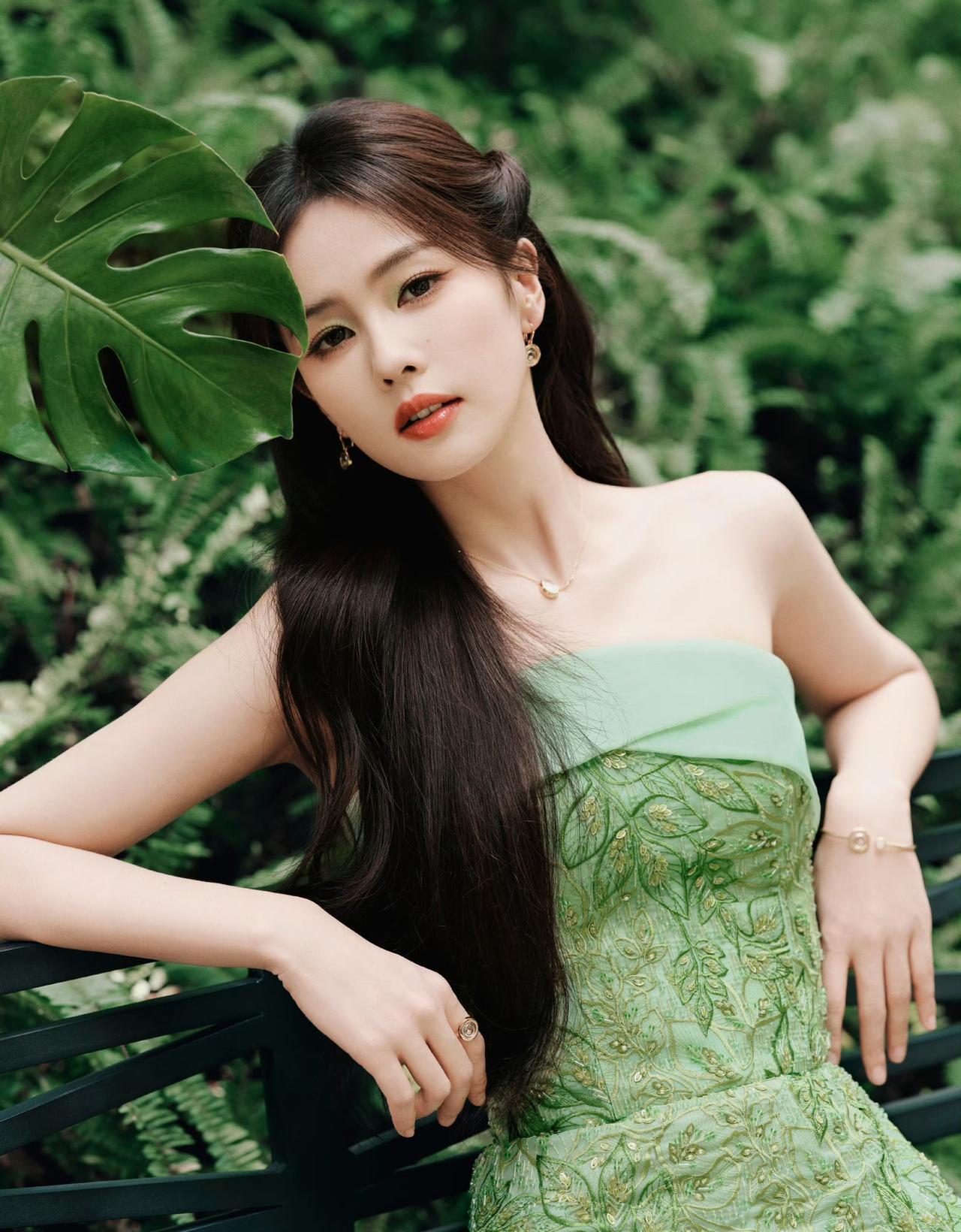 白鹿这套绿野仙踪写真，简直是把“高级感”三个字焊在了脸上。谁能想到，这抹灵动的