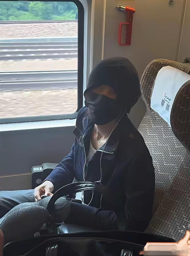乐华娱乐都不给旗下艺人买商务座吗，这下出事了吧再说了，这大热的天，打扮成这样，难