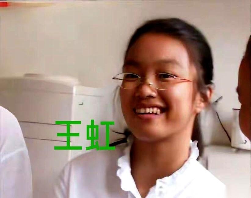 网上流传着一组跨度十几年的照片，主角叫王虹。第一张定格在2007年的夏天。16