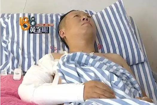 “恶人自有恶人磨”！2017年，杭州萧山，一名男子在KTV内强迫女服务员给自己提