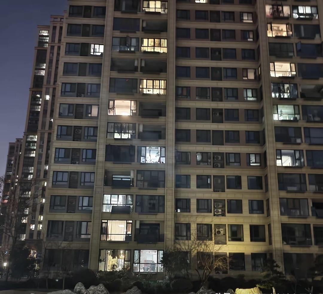 最近我们小区的电梯真是让人头疼。2020年交的新房，18层高，两户共用一部电梯，