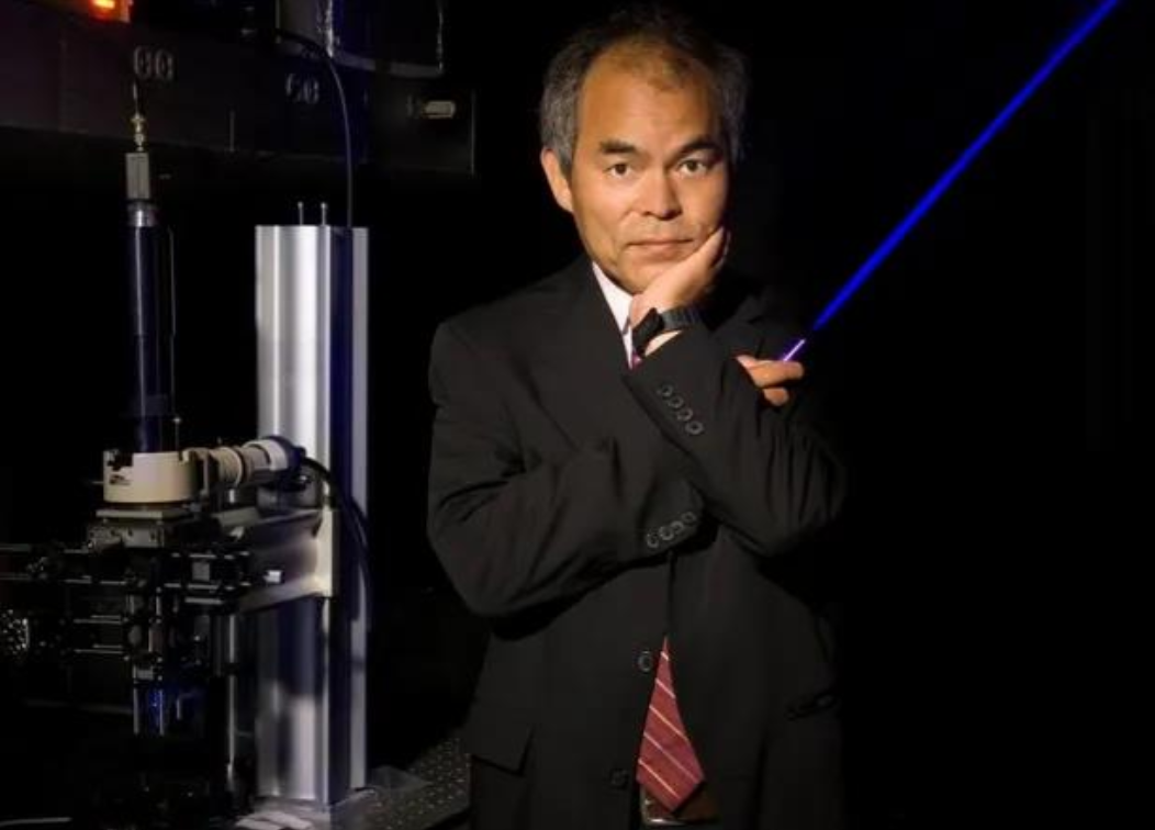 2014年，一个在日本土生土长的科学家，在成功得到诺贝尔物理学奖之后，竟然转过头