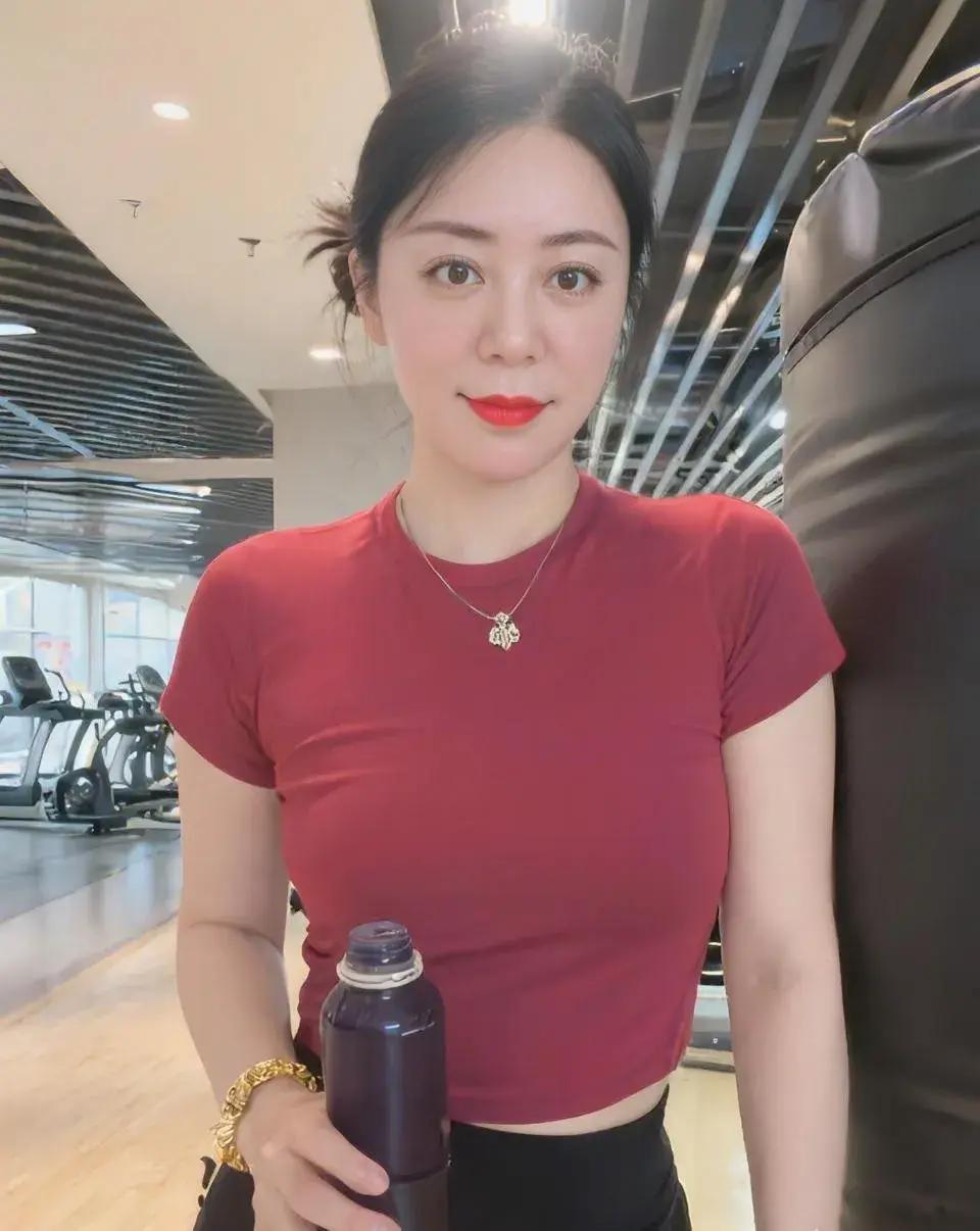 人只要揣着一股不服输的劲头，朝着心中的方向一点点迈进，发光的时刻就会越来越近。是