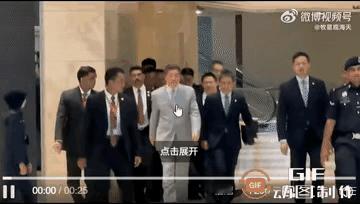 中美谈判今天已经结束，我们的团队看起来轻松随和。应该效果非常不错！对洋人千万不能