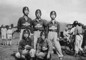 1950年，十几名起义国军空降兵在国民党伞兵三团副团长姜健和2营营长杨鹤