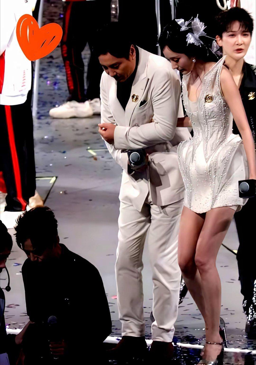 高跟鞋一歪，全网看见真实职场​​​红毯上，杨幂脚下一滑，沈腾伸手扶住，这一幕被拍