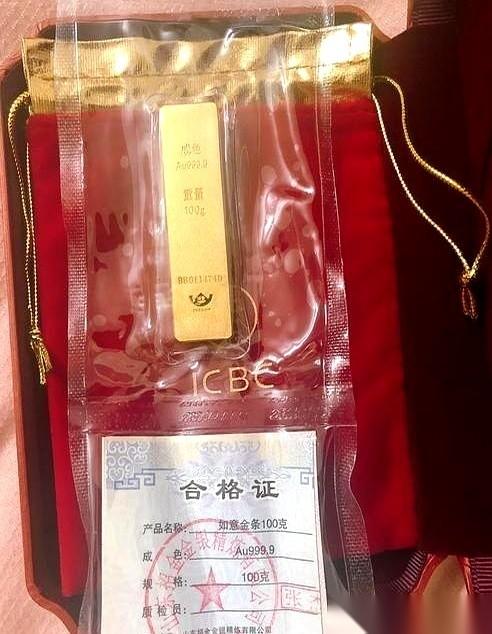 办公室的饮水机旁，同事老李死死盯着手机屏幕，手里的纸杯被他一点点捏瘪，温水都溢到