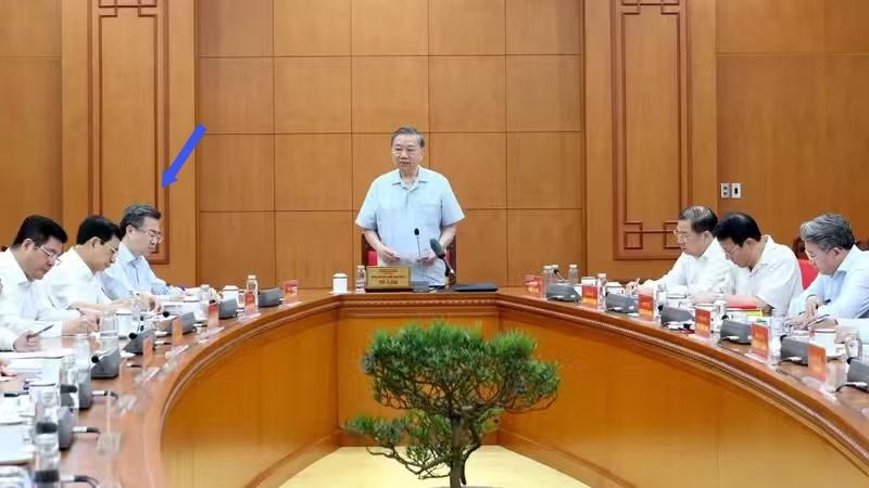 苏林主持与越南中央战略与政策部和有关单位的工作会议！从现场可以看到，阮青毅的
