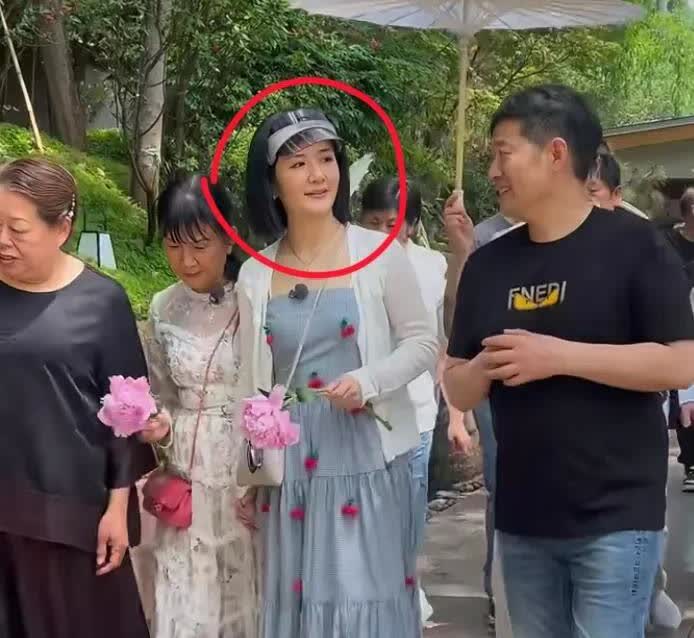我去，突然理解张杰了？！谢娜回家乡原相机的状态一言难尽！！怎么这么老哇，完全看不