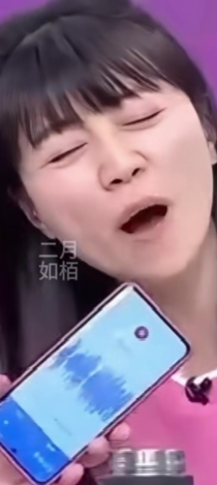 听高嘉喻唱歌，甚至开始怀疑人生。陈挥文恶作剧，嘉喻认真酝酿情绪，然而万分沮丧