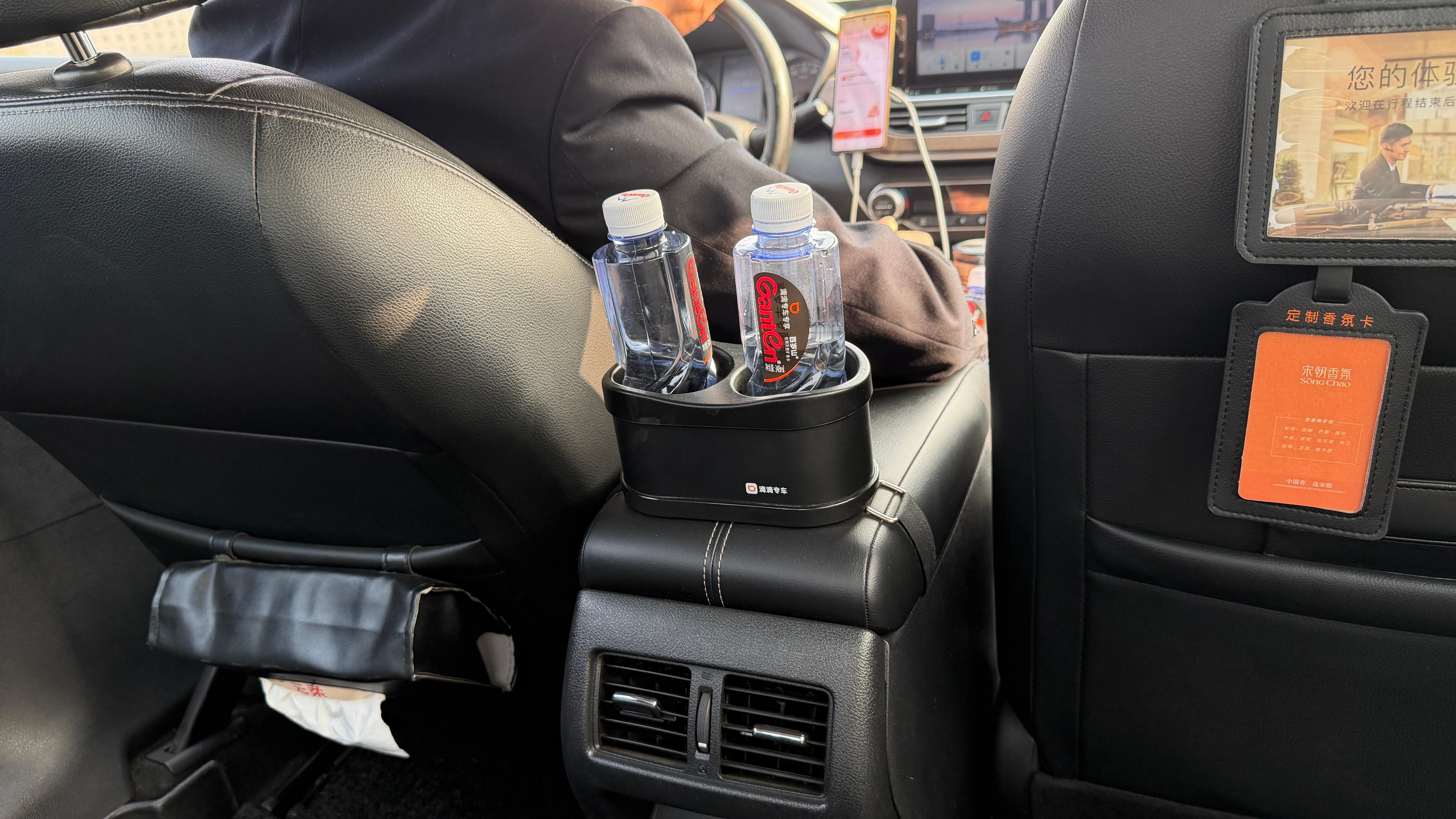 真是越着急越乱……着急赶飞机，还碰见一个不会开机场的司机，直接给我开停车楼了，让