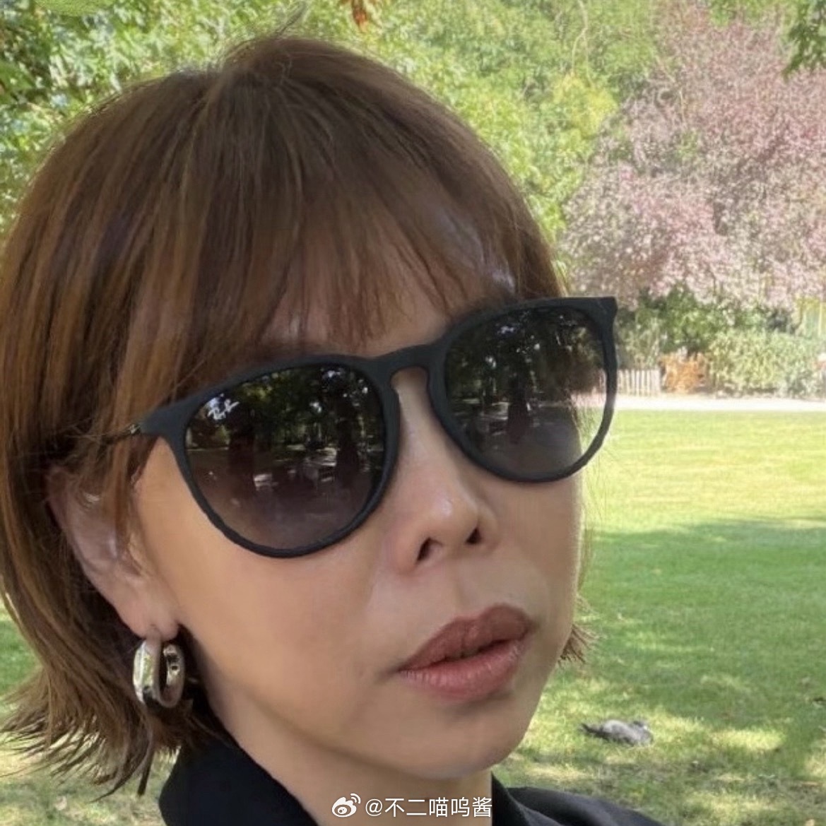 网友发现李荣浩蹲着给杨丞琳拍照墨镜反光拍到李荣浩杨丞琳网友的观察力真的绝，墨镜