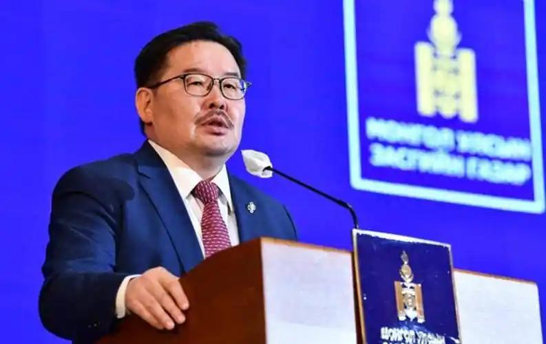 蒙古国乱成一团，反华到底图啥？蒙古首都乌兰巴托的市中心，年轻人举着牌子、吼着口号