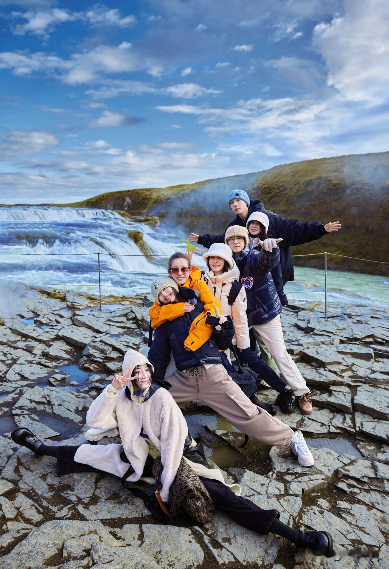 不愧是自身有跳舞底子的人，热巴是这群人中最会劈叉的。