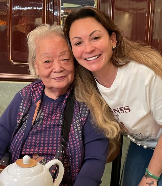 何鸿燊大房保姆离世赌王孙女晒照难掩悲痛，称对方是第二个妈妈