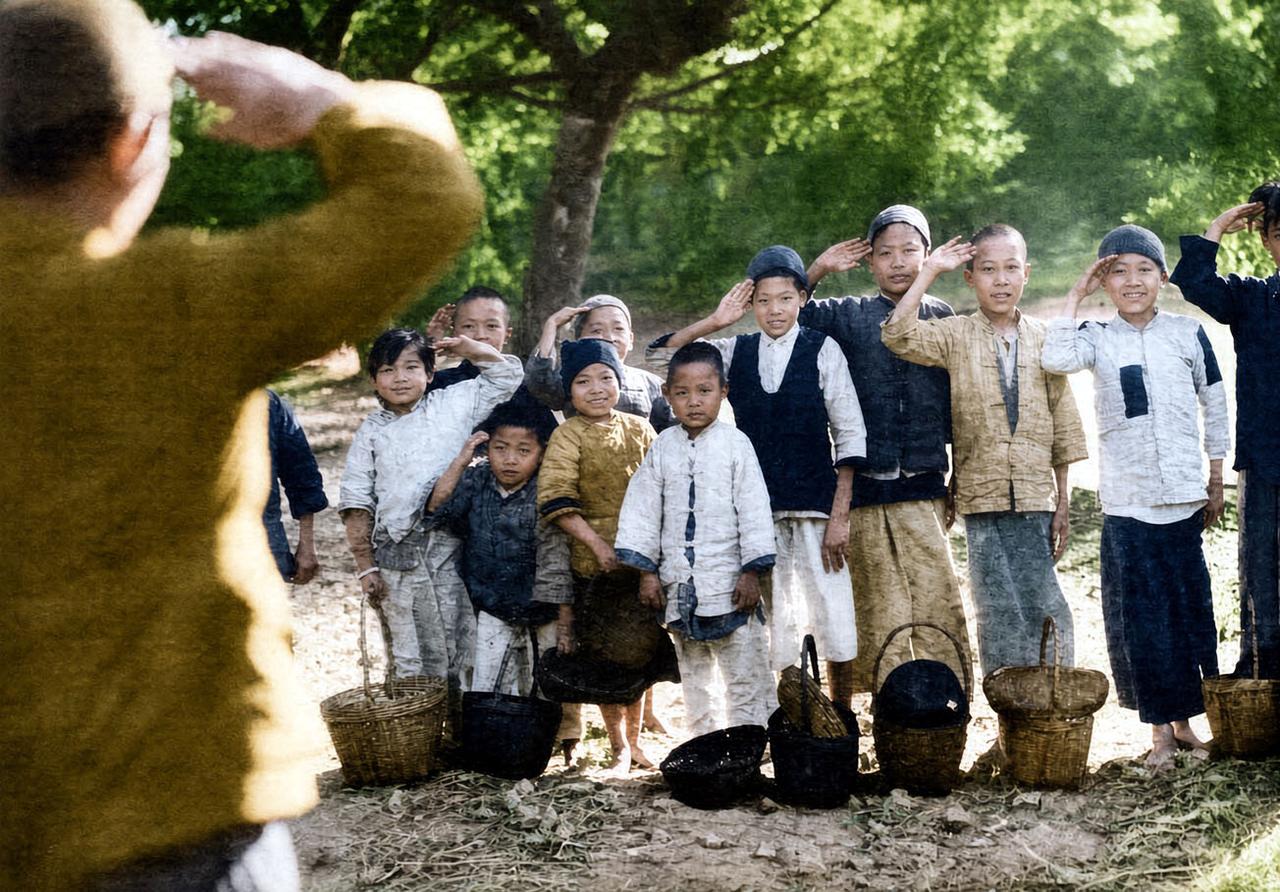 这张照片刊登在1938年12月7日出版的《朝日画报》上。画面中，一群在山上捡柴的