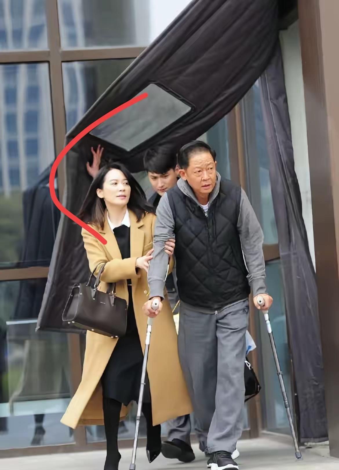 王志文艳福不浅，俞飞鸿穿高跟鞋走路不方便还要扶着他。而王志文表现得十分高冷，并没