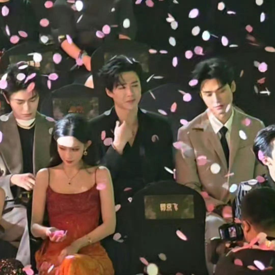 刘宇宁遭受彩带魔法攻击星光大赏现场彩带狂轰滥炸，直接给刘宇宁上演“淹没式”魔法