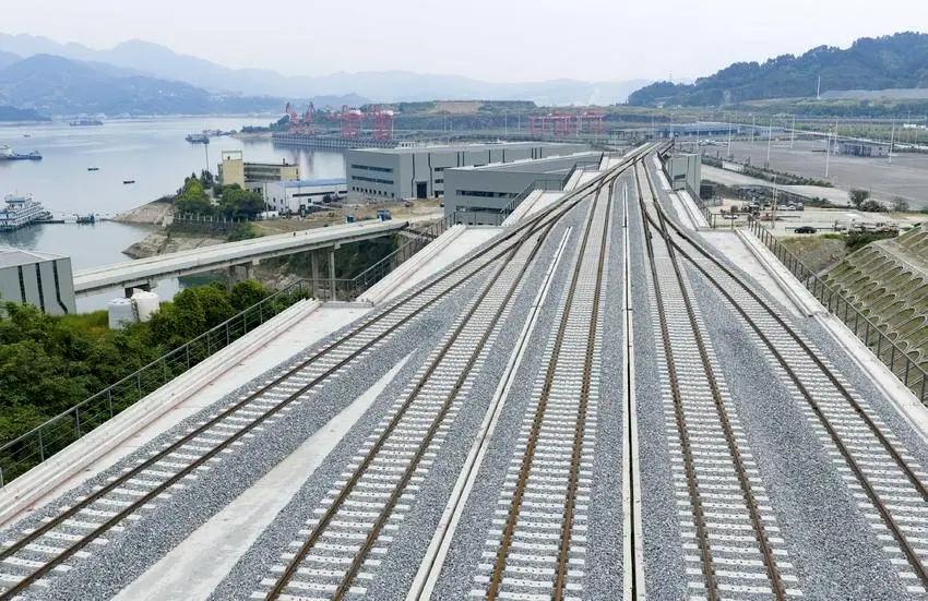 宜昌的这条铁路硬是靠自己的努力挤进了国家队。三峡茅坪港疏港铁路起初是地方自建铁