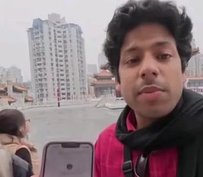 三哥还是太单纯了！一位三哥来重庆旅游，拉着一位乞讨的老人对着镜头疯狂的秀优越