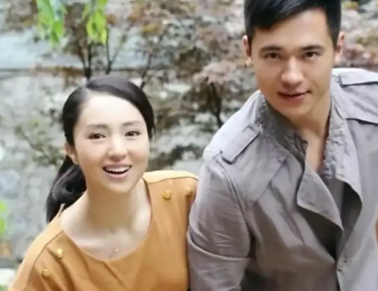 第一任老公那么帅，她是怎么看上这一位的？这一任，感觉除了年龄上有优势，无钱无颜