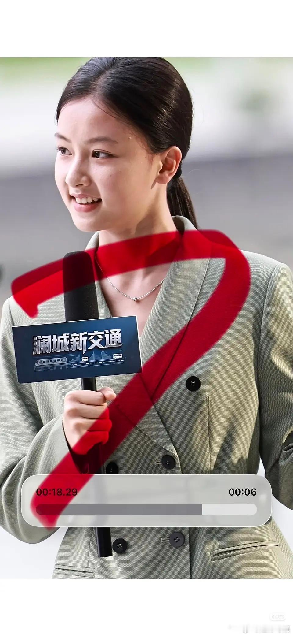 越来越像她妈妈了