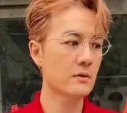 2026年3月7日，吴克群现身深圳一家公益餐厅做义工。这家公益餐厅已开办12年