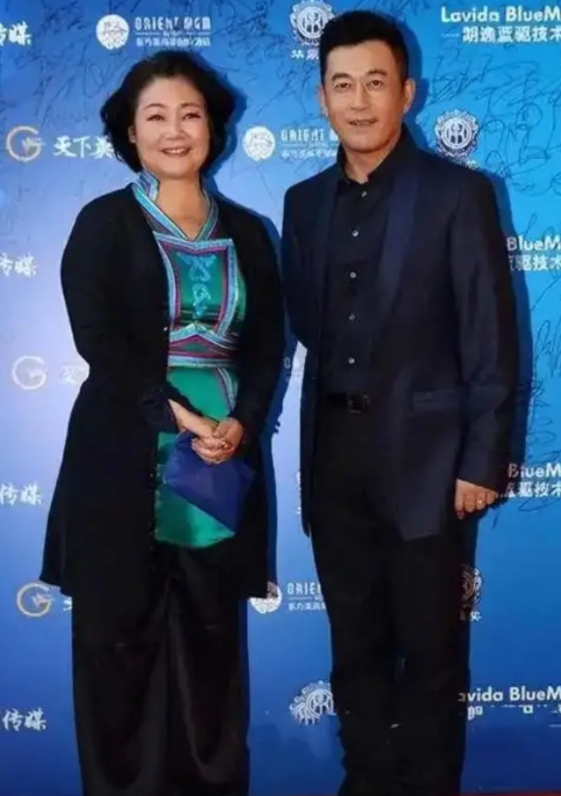 1985年，上海戏剧学院表演系迎来了新一批学生。17岁的蒙古族女孩萨日娜和身高一