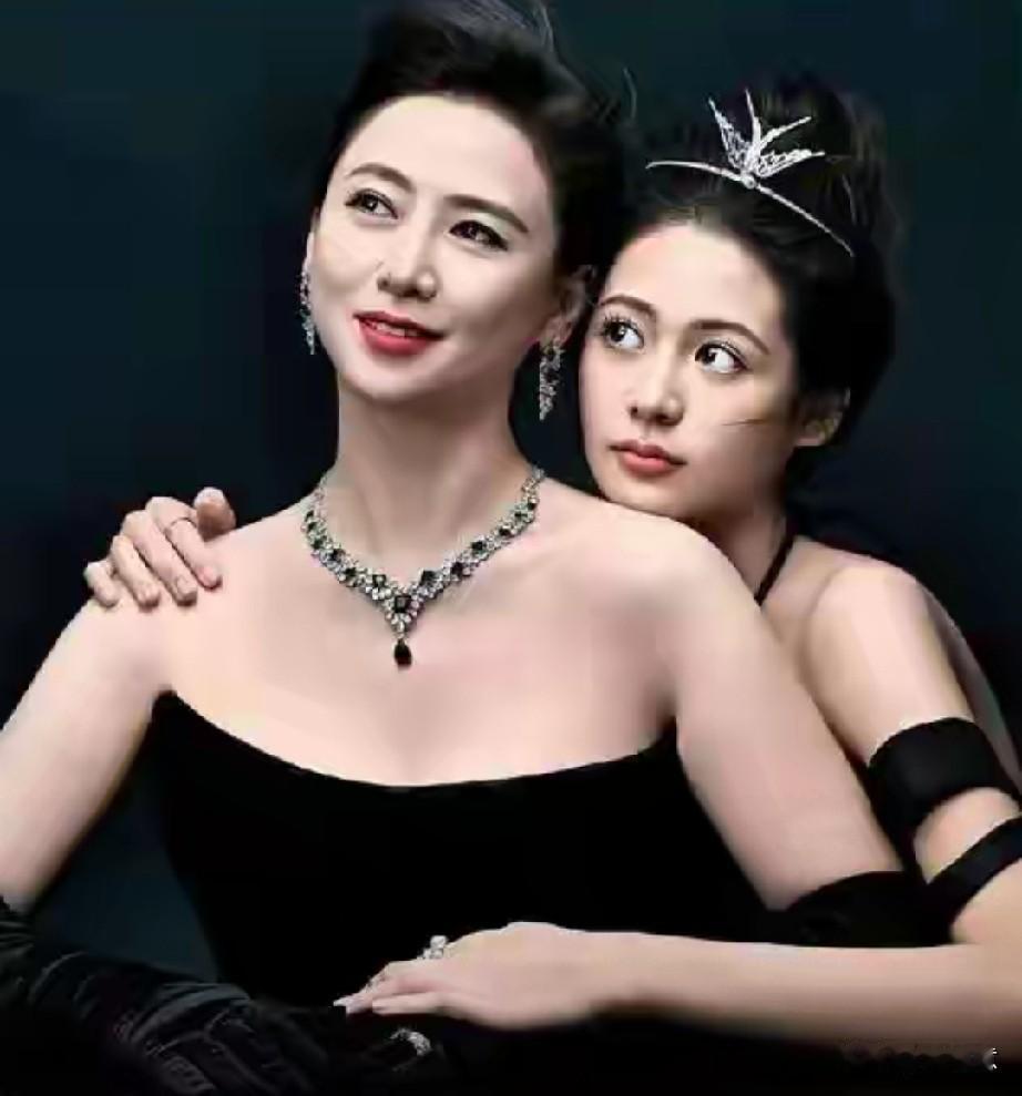 翁虹一家子的颜值真是绝了！翁虹晒出和17岁女儿小水晶的合照，还感慨和女儿处成了