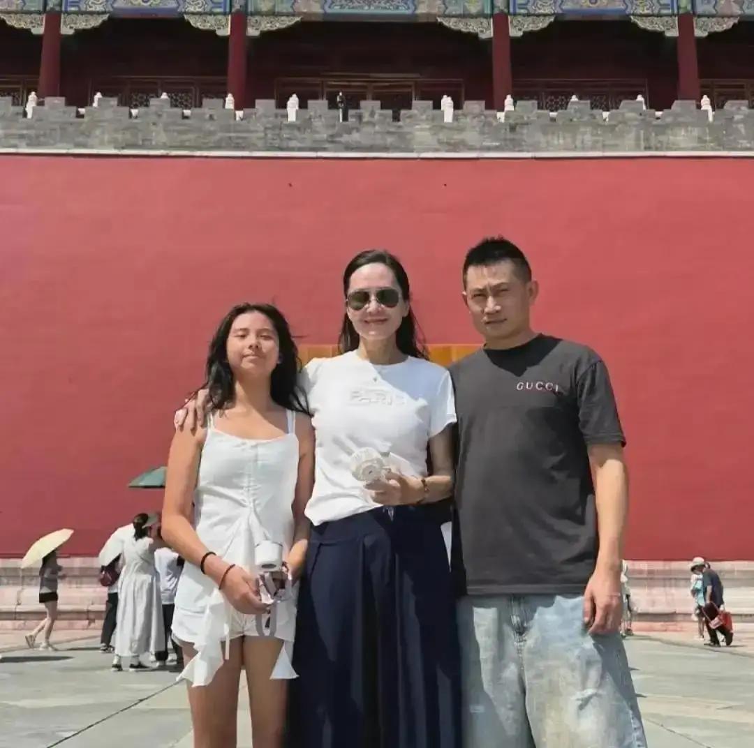 “探班老公，她拎的不是汤”香港狗仔又蹲到郭羡妮。保温桶里装的，是女儿早起煲