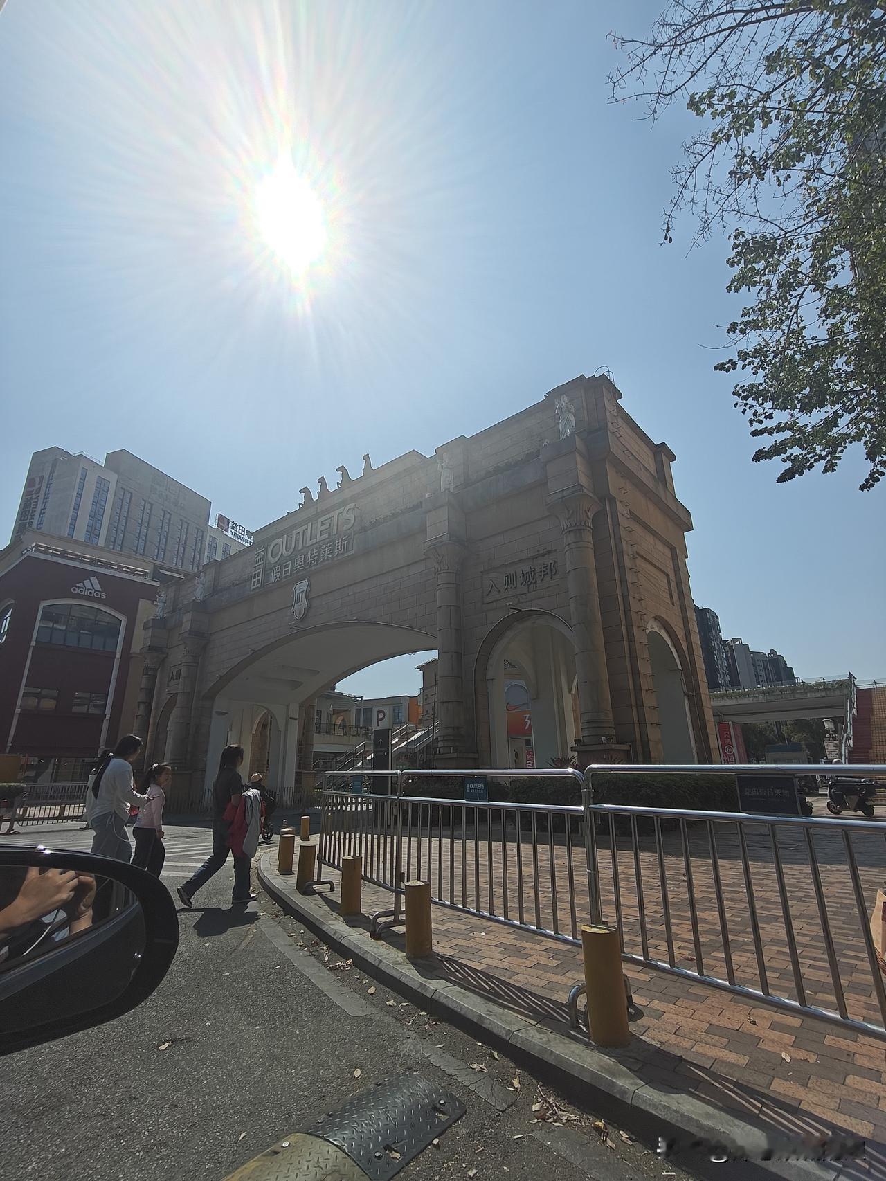 东莞凤岗大运城邦曾经卖到3万多。经过东莞凤岗大运城邦，堂哥说，这里是东莞凤岗离