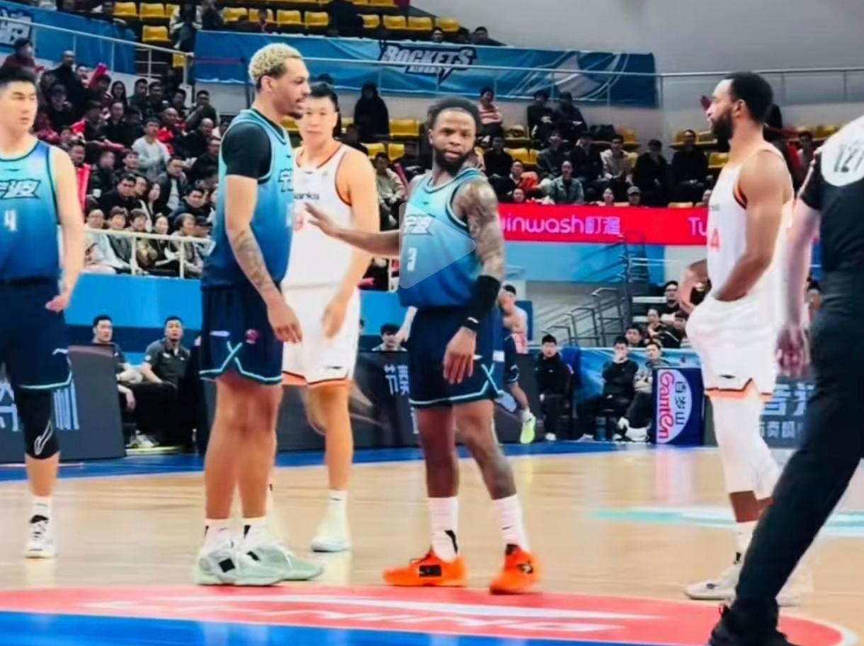 贝兹利被裁，完整细节曝光，一点都不冤:1、发底线球时，他没看队友有没有注意，