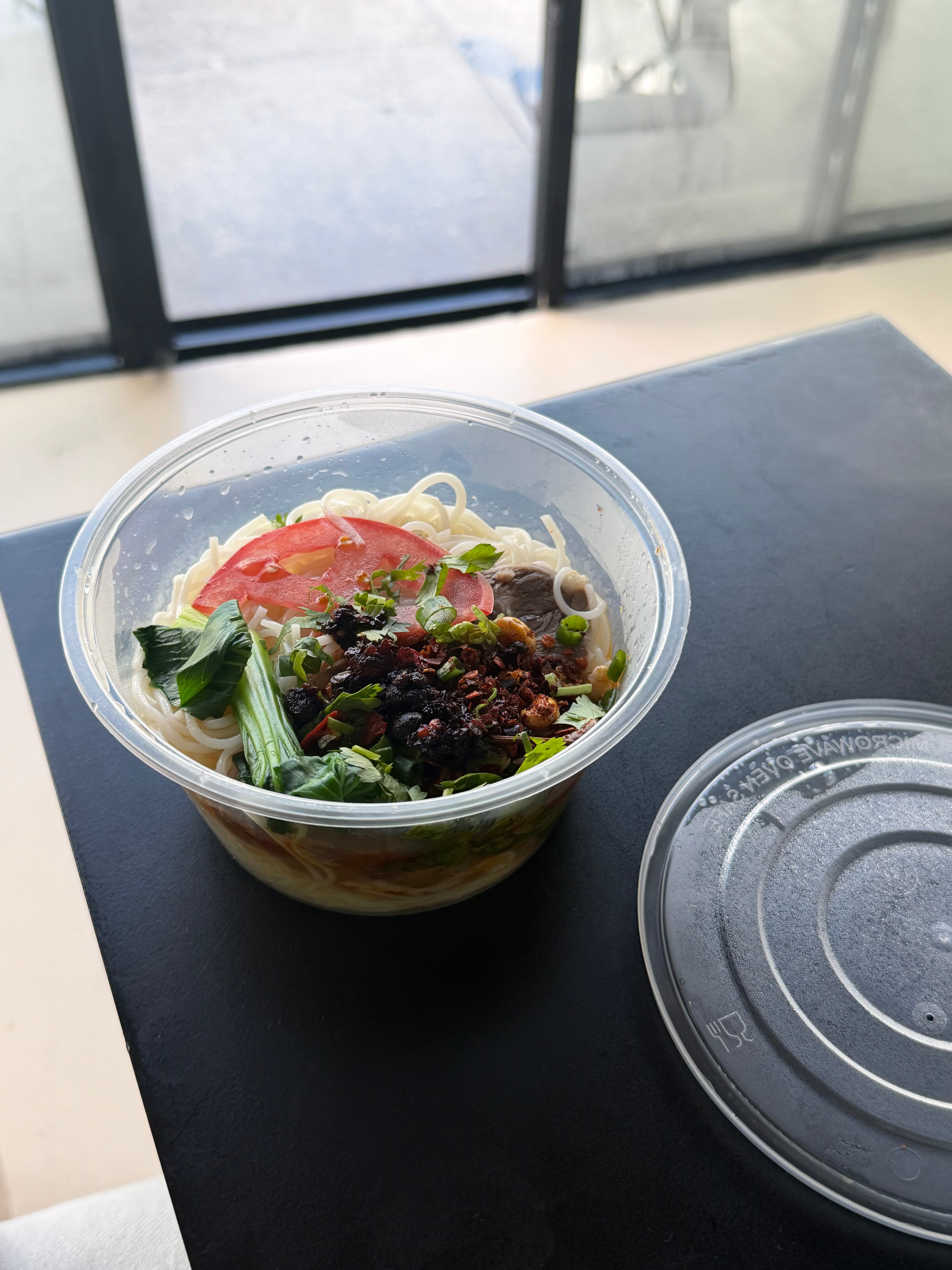 我在房间躺着宝去给我打包的早饭say：您好您的外卖咖啡还没好，请稍等一