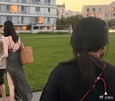陈伟霆和何穗夫妻俩现身阿那亚游玩。陈伟霆当起奶爸，小心翼翼抱着自家儿子，动作十分