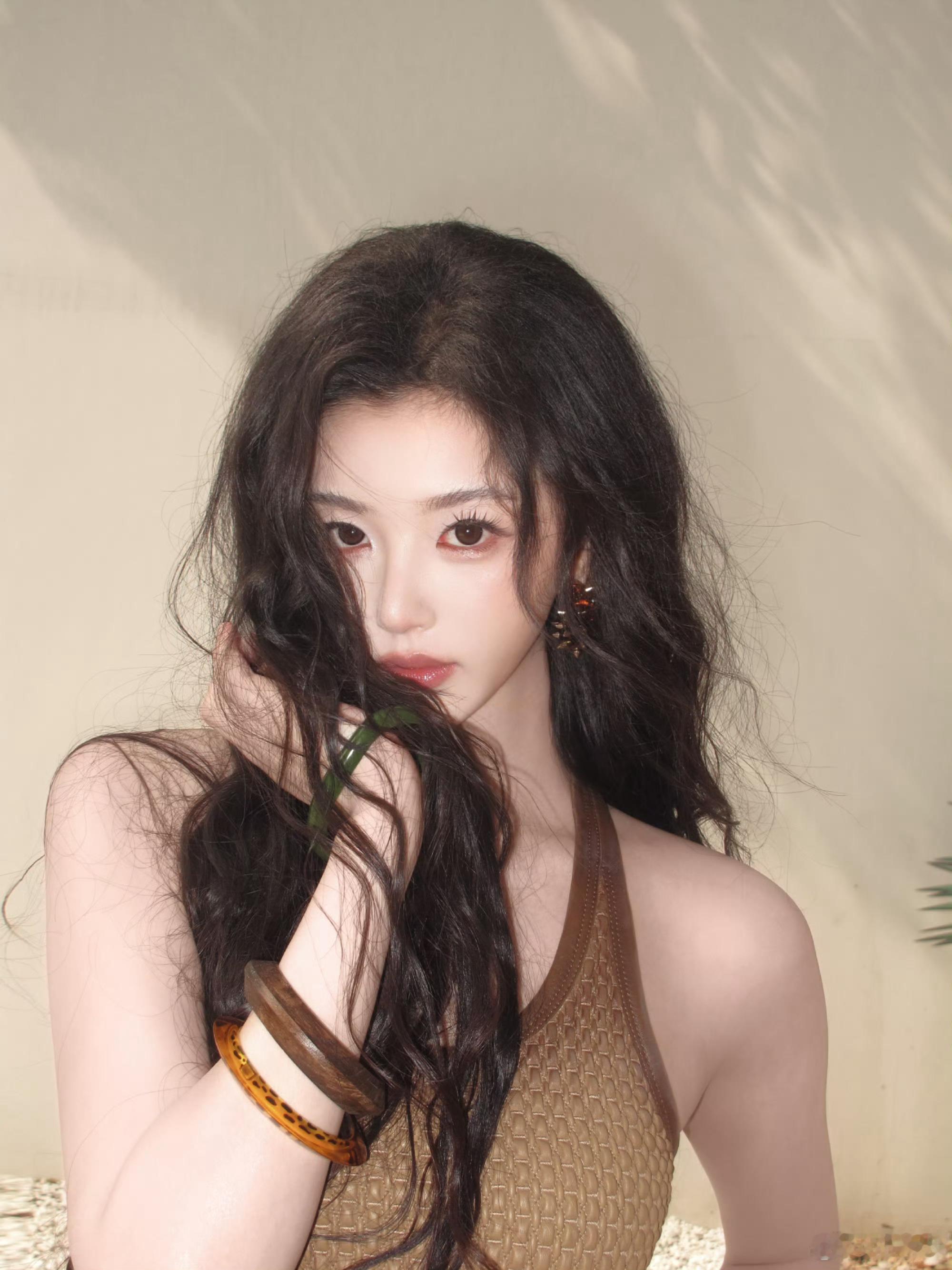 孔雪儿演员身份被放大这个春天，演员孔雪儿步履不停，兼顾剧组拍摄与《逐玉》剧宣。凭