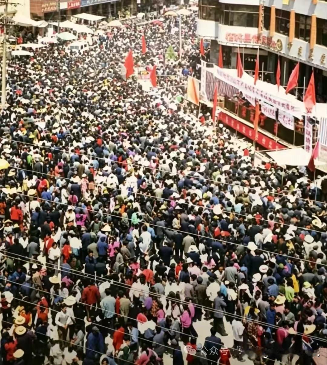 1995年，甘肃各地疯狂的彩票1995年，甘肃各地疯狂的彩票，这张照片是