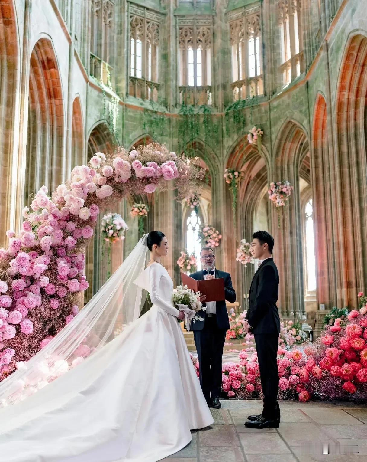 奚梦瑶，何猷君婚礼的“后劲”太大了。有网友标注出奚梦瑶与何猷君婚礼的宾客的身份